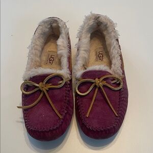 UGG Women's Size 6 Berry Moccasin Shoe Slipper Comfort